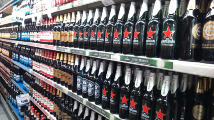 Calafell prohibeix la venda de begudes alcohòliques en supermercats a partir de les deu de la nit