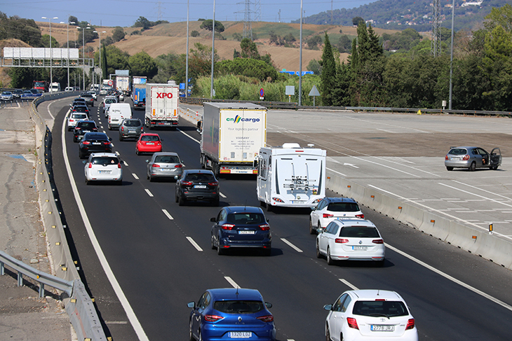 L'AP-7 registra aquest divendres a la tarda prop de quinze quilòmetres de cua entre Subirats i Castellbisbal, en sentit sud, a causa d'un accident múltiple en què hi hauria almenys sis vehicles implicats. Segons informa el Servei Català de Trànsit (SCT), el sinistre obliga a tallar un carril en aquest tram. L'incident s'ha produït en plena operació sortida i ha dificultat la circulació en aquesta via. L'autopista acumula a les set de la tarda prop de trenta quilòmetres de cua en ambdós sentits en diferents trams. Altres vies complicades són, a la ciutat de Barcelona, la B-10, al nus del Llobregat, i la B-20, al nus de la Trinitat, així com la C-17 entre Parets del Vallès i Mollet del Vallès.  L'SCT ha explicat que entre les tres i dos quarts de set de la tarda d'aquest divendres han sortit de l'Àrea Metropolitana de Barcelona 109.279 vehicles, el 22,3% dels 490.000 previstos entre fins a les tres de la tarda de demà.