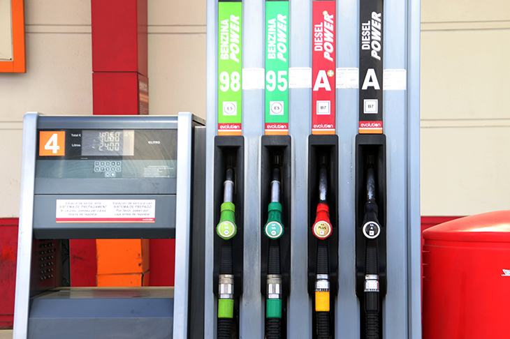La rebaixa de l’IVA modera el preu del combustible entre 15 i 20 cèntims el litre el primer dia
