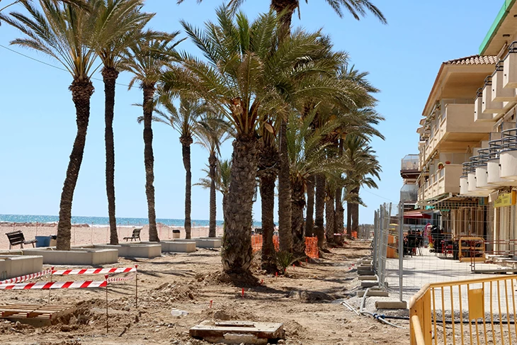 El Departament de Territori prohibirà la construcció de 43.600 nous habitatges en 30 municipis en el tram de costa entre Malgrat de Mar i Alcanar, on no hi entra l'àrea metropolitana de Barcelona. Així ho detalla el pla director urbanístic (PDU) de revisió de sòls no disponibles aprovat definitivament dimecres per la conselleria amb restriccions per combatre la "urbanització excessiva". Els 43.600 habitatges representen el 41% dels que encara es podien edificar. Es tracta de la continuació del programa de protecció de la Costa Brava, aquest cop en el tram sud del litoral. Sumant el pla amb els ja aprovats per al litoral gironí i l’Alt Pirineu, el Govern haurà impedit la construcció de 67.000 nous habitatges en indrets sensibles o amb riscos  El PDU analitza el planejament dels 41 municipis situats en aquest tram de costa —menys l’àrea metropolitana de Barcelona que té competències urbanístiques pròpies—, identifica aquells àmbits on encara s’hi podria construir. A aquest pla cal sumar-hi un altre similar aprovat l’any 2021 per al litoral gironí, que en va impedir prop de 15.000. A més, el 2020 es va aprovar un altre específic per a l’Alt Pirineu, que va impedir la construcció de 8.500 nous habitatges.  L’objectiu és afavorir una ordenació amb menys consum de sòl, pobles i ciutats més compactes i amb varietat d’usos, afavorint la connectivitat i reduint les emissions de CO2. ·Evitem les urbanitzacions disperses, que signifiquen consum de sòl, d’aigua, congestió de trànsit i desarrelament", ha explicat la consellera de Territori, Ester Capella..  En concret el pla revista el planejament de 41 municipis del Maresme, el Garraf, el Baix Penedès, el Tarragonès, el Baix Camp, el Baix Ebre i el Montsià. Entre les localitats incloses al PDU hi ha ciutats com Mataró, Sitges, Calafell, Tarragona, Salou, Cambrils, l'Ametlla de Mar o Amposta.  Entre les modificacions que es proposen es destaca la implantació d’un mínim de sostre d’activitat econòmica i/o allotjament dotacional en un mateix àmbit territorial per aconseguir l’equilibri entre població ocupada resident i llocs de treball localitzats.  Segons la llei d'urbanisme, els ajuntaments han de revisar i refer els seus plans d’ordenació urbanística municipal, adaptant-los a les noves directrius, un procés sovint llarg i dificultós per als municipis. Per exemple, dels 41 municipis que abasta aquest PDU, n’hi ha 30 que no estan adaptats al planejament territorial modern, dels quals 19 tampoc s’han adaptat a la Llei d’urbanisme del 2002.