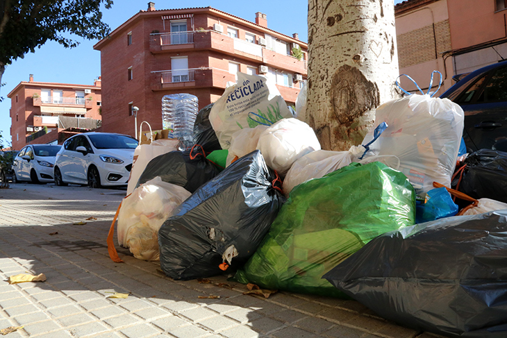 La vaga de recollida de brossa a cinc pobles de l’Alt Penedès arriba a les quatre setmanes amb la negociació estancada