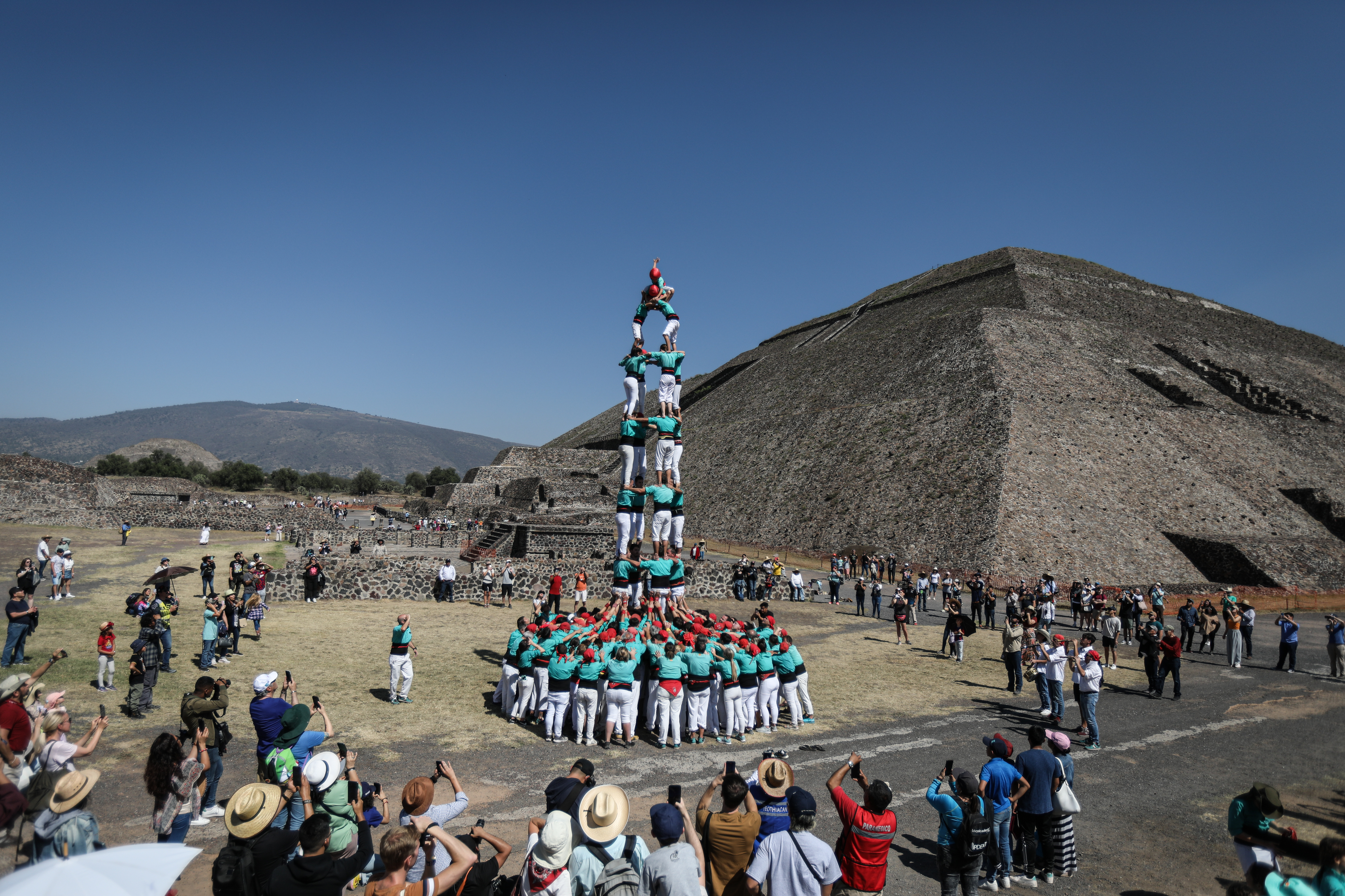 Exhibició dels Castellers de Vilafranca davant les piràmides mexicanes de Teotihuacan