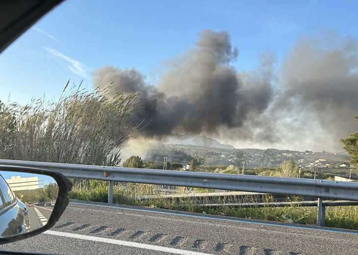 Interromput el pas de trens entre Sant Sadurní d'Anoia i Martorell per un incendi a Gelida