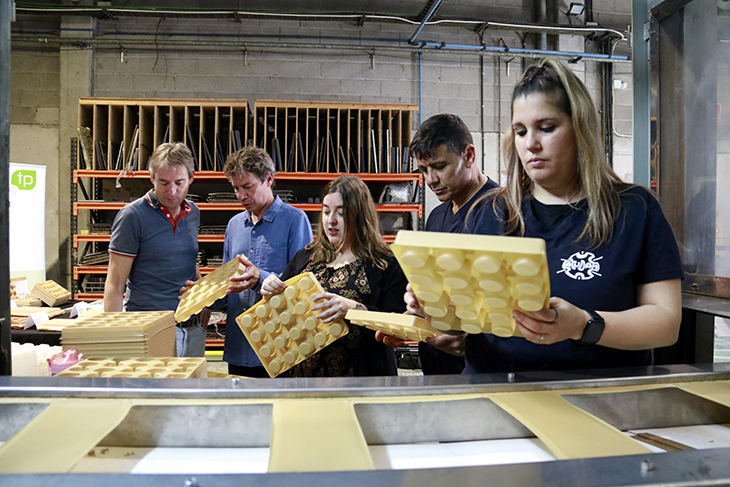 Acudam i 13 empreses més creen safates biodegradables per a planter fetes amb plomes de pollastre