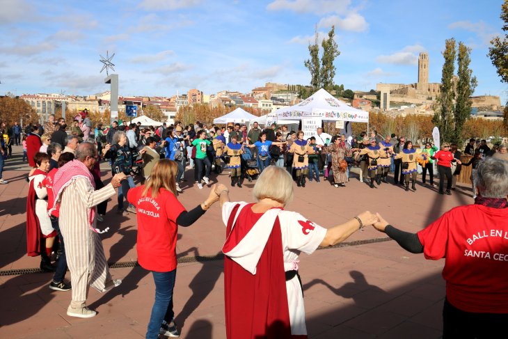 Una trentena d'entitats culturals donen a conèixer la seva tasca comunitària i socioeducativa a la Tamborinada de Lleida