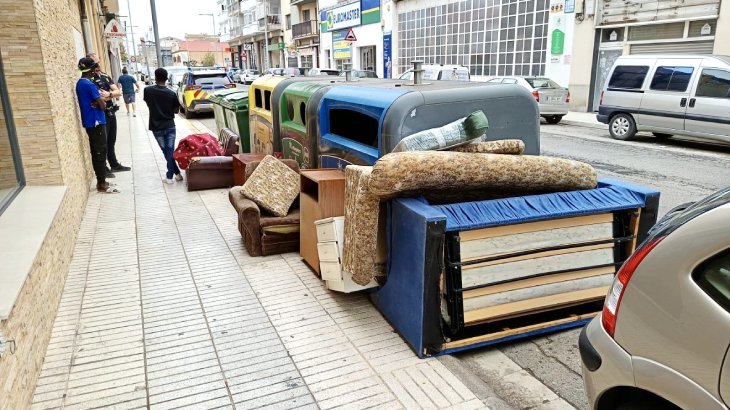 Multen dues persones amb 751 euros per llençar mobles i altres materials en ple carrer a Balaguer