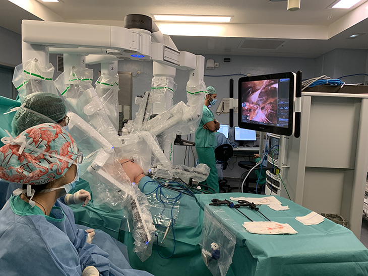 L'Hospital Arnau de Vilanova practica en dos anys 90 cirurgies robòtiques de la paret abdominal amb el robot Da Vinci