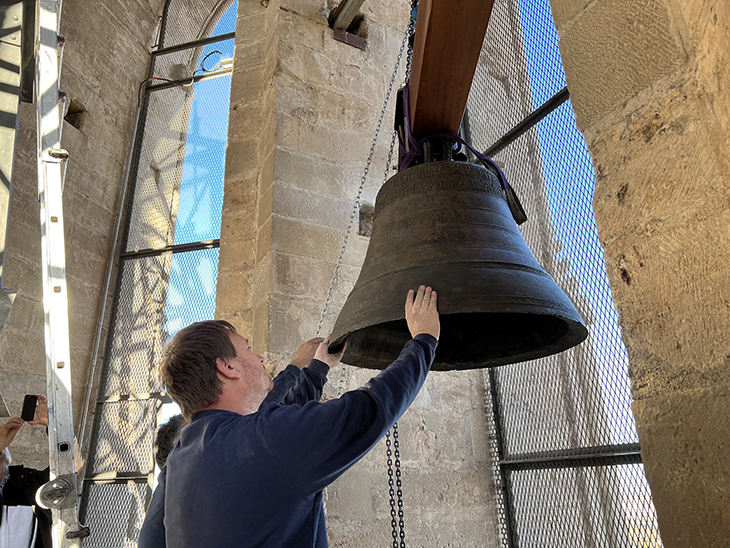 Pugen la campana 'Mònica' al campanar de la Seu Vella després de ser restaurada a Àustria