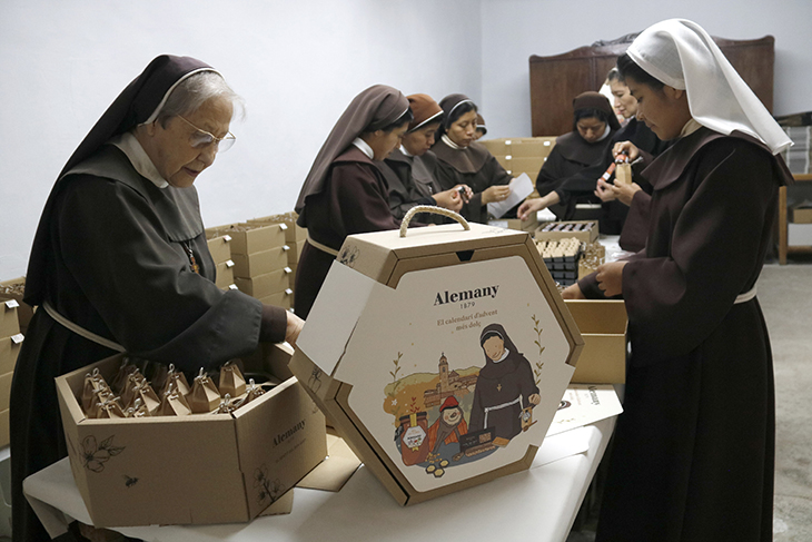 Presenten un calendari d'advent dolç pensat per a la gent gran i que reivindica l'espiritualitat