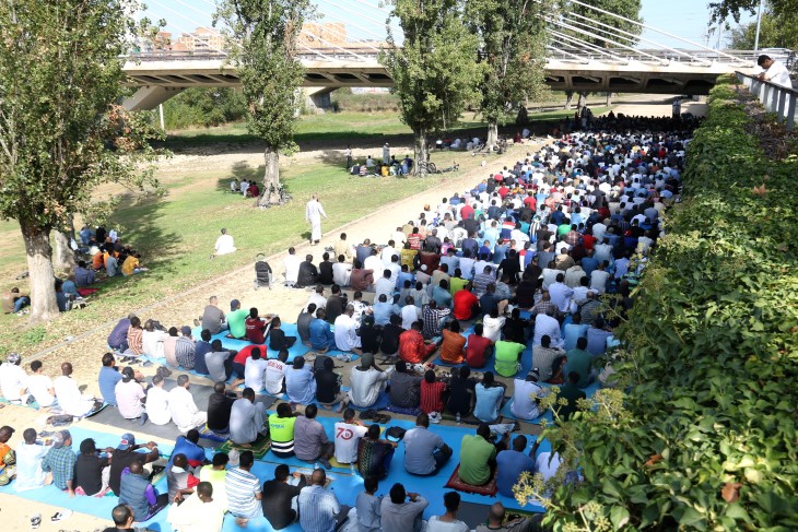 Un miler de musulmans de Lleida fan la pregària del divendres a la canalització del Segre amb el permís de la Paeria