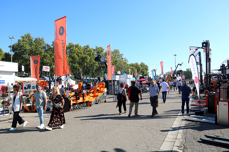 Moviment constant de visitants durant el matí de la darrera jornada de la 69ª Fira de Sant Miquel de Lleida