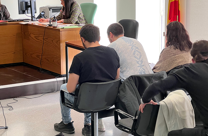 Condemnen a entre 3 i 4 mesos de presó els acusats d'entrar a la seu del PSC de Lleida i penjar una pancarta proHasel