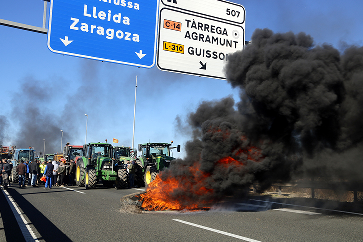 Uns 400 pagesos tallen l'A-2 a Tàrrega