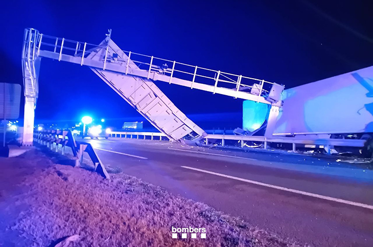 Un camió accidentat a l'A-2 a Vilagrassa obliga a tallar la via en ambdós sentits