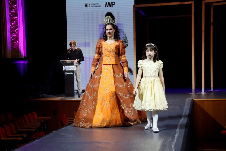 Una deessa del fred, una emperadriu i una peça inspirada en el vi de La Rioja guanyen el 61è Concurs de Vestits de Paper