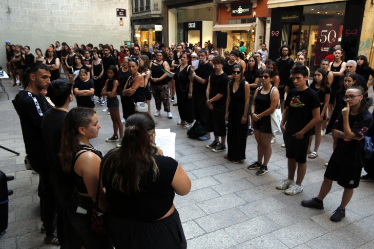 Més d'un centenar de persones protesten en silenci contra la nova licitació de l'Aula de Teatre de Lleida