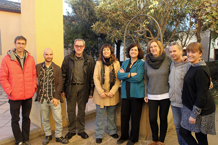 El Museu Tàrrega Urgell ha acollit avui divendres una jornada de treball sobre els pous de gel de les comarques de Lleida organitzada en col·laboració amb l’Observatori del Patrimoni Etnològic i Immaterial del Departament de Cultura de la Generalitat de Catalunya. Aquest és un projecte transversal que compta amb la col·laboració de l’Ajuntament de Solsona, el Consell Comarcal de l’Alt Urgell, el Museu de la Noguera, l’Ajuntament d’Agramunt i les empreses Iltirta Arqueologia, ATICS i iPAT Serveis Culturals sobre l’entorn dels pous del gel de la zona de Lleida que han estat objecte d’investigació des d’una perspectiva etnogràfica, històrica i arqueològica. El director tècnic del Museu Tàrrega Urgell, Oriol Saula, ha explicat que “l’objectiu de la jornada és reivindicar els pous de gel com elements patrimonials de primer ordre i posar en comú la feina que hi hem fet diversos experts”.  El projecte s’emmarca alhora dins el programa Cultura Viva, que té com a objectiu comunicar els resultats de les recerques científiques sobre temes etnològics que es fan a Catalunya, tal i com ha relatat Roger Costa, tècnic del Servei de Recerca i Protecció de la Direcció General de Cultura Popular i Associacionisme Cultural. Costa ha recalcat que en la sessió celebrada a Tàrrega s’incideix en “explicar les formes de vida, el funcionament i la significació que tenien els pous de gel en les poblacions on es trobaven”.  Així doncs, en el marc d’aquesta sessió de treball sobre els pous de gel, el museu targarí ha acollit vuit ponències de prestigiosos arqueòlegs i historiadors que han desgranat les darreres troballes en aquesta matèria. En el marc d’aquesta jornada de treball s’ha detallat acuradament la intervenció arqueològica duta a terme al pou de gel de Tàrrega i el seu procés de recuperació com a atractiu turístic, així com quin és l’estat actual d’equipaments similars a la comarca de l’Urgell. La resta d’intervencions han tractat sobre la recuperació del pou de gel de Solsona, el d’Alfarràs, de la comarca de l’Alt Urgell, Alcarràs i Balaguer, les tasques d’excavació del qual acaben de començar. La jornada s’ha completat amb una visita als pous de gel de Tàrrega, Verdú i Agramunt.