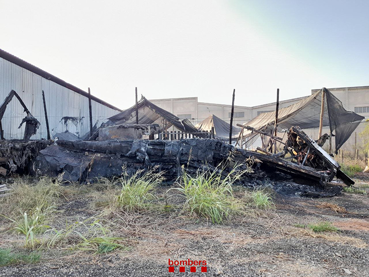 Els Bombers han aconseguit controlar un incendi sense ferits a una empresa d'adobs a Torrefarrera