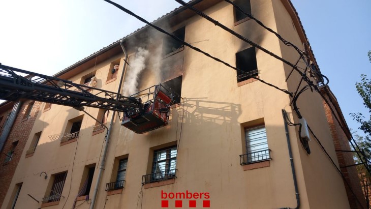 Un incendi crema un pis al barri de la Mariola de Lleida
