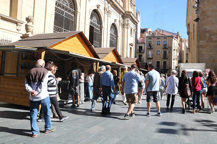 La literatura en català omple la plaça de la Catedral de Lleida i l'IEI per tancar el primer Sant Miquel de les Lletres