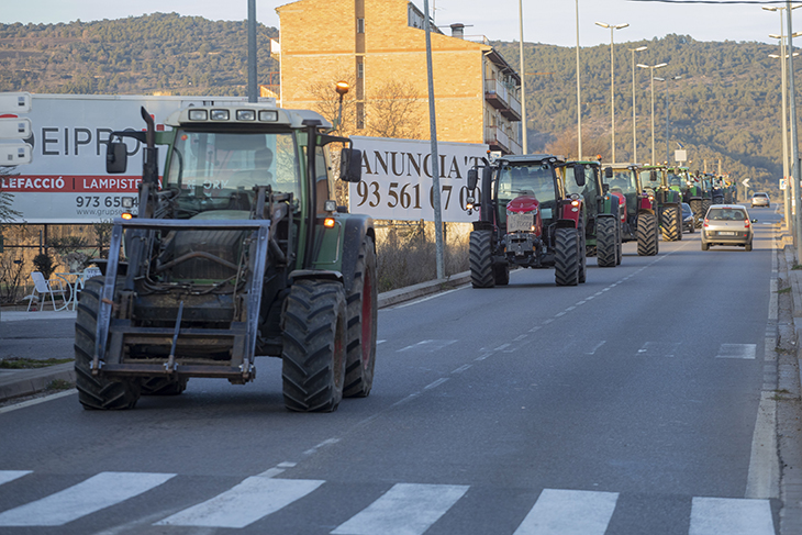 Pagesos protesten en diverses marxes lentes de tractors a diferents punts de la demarcació de Lleida