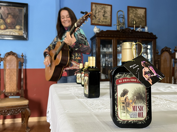 Un pagès de Torrebesses treu al mercat un oli cultivat amb música