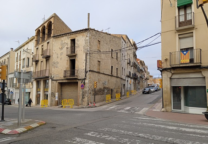 Comença l’obra d’enderroc de dos edificis a la zona dels semàfors de Cervera