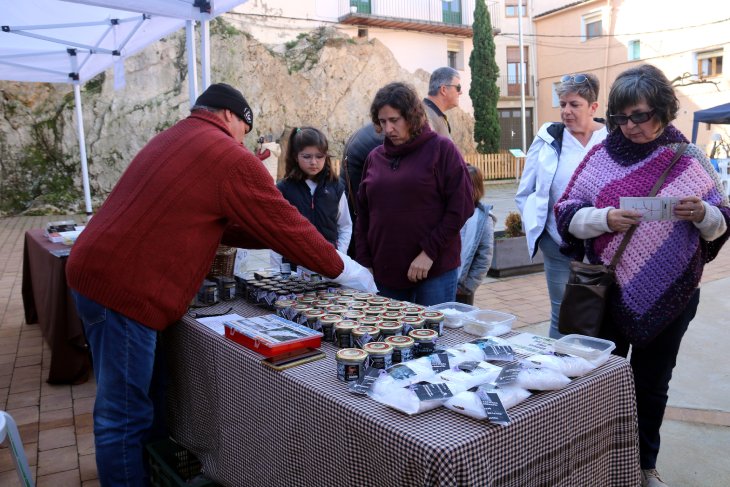 Centenars de visitants omplen el centre de les Avellanes en el marc de la 8a Fira de la Sal