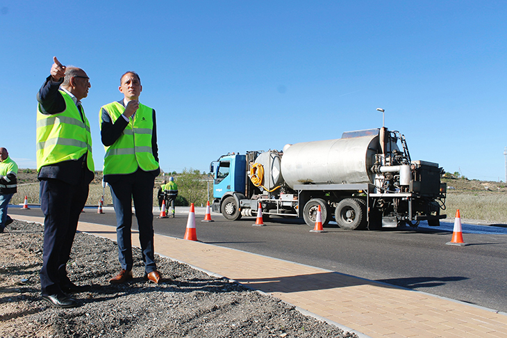 Enllesteixen la nova rotonda de la intersecció de l'Ll-12 amb la C-12, a la zona de l'antic peatge de Lleida de l'AP-2