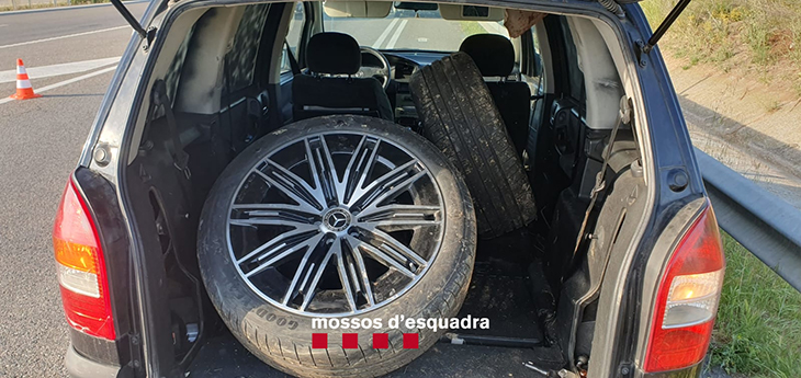 Dos detinguts per robar rodes i llantes de vehicles de gamma alta en un concessionari de Lleida