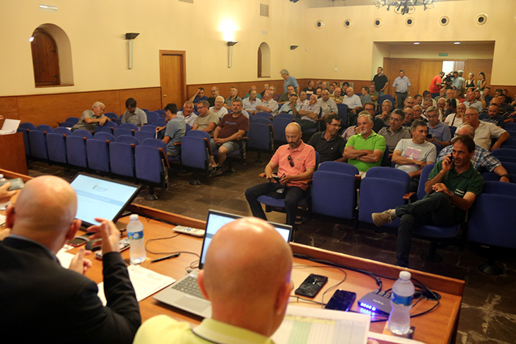 El canal d'Urgell aprova per una àmplia majoria destinar les reserves d'aigua a salvar la collita de fruita
