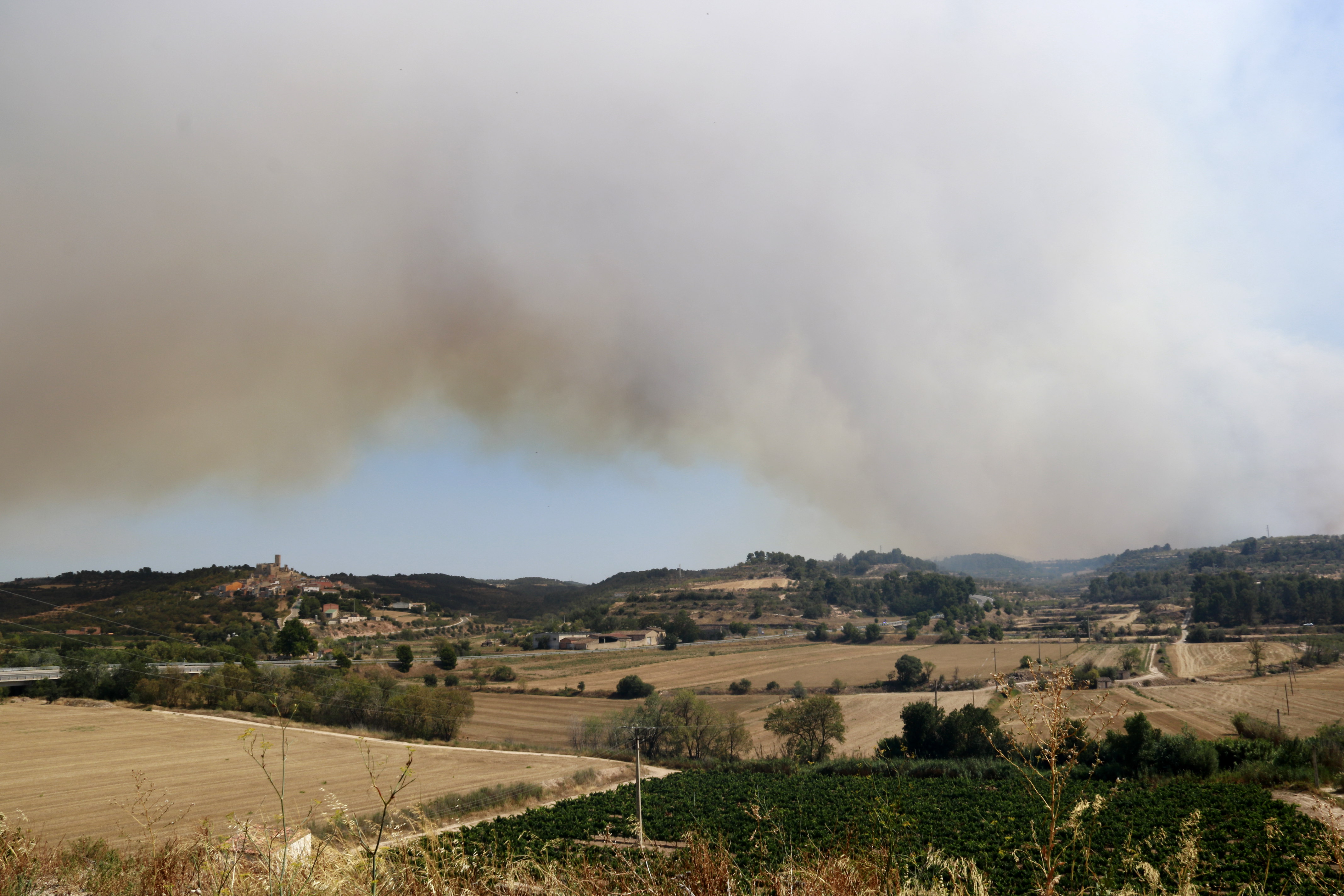 Una trentena de dotacions dels Bombers repassen durant la nit el perímetre de l'incendi de Ciutadilla, ja estabilitzat