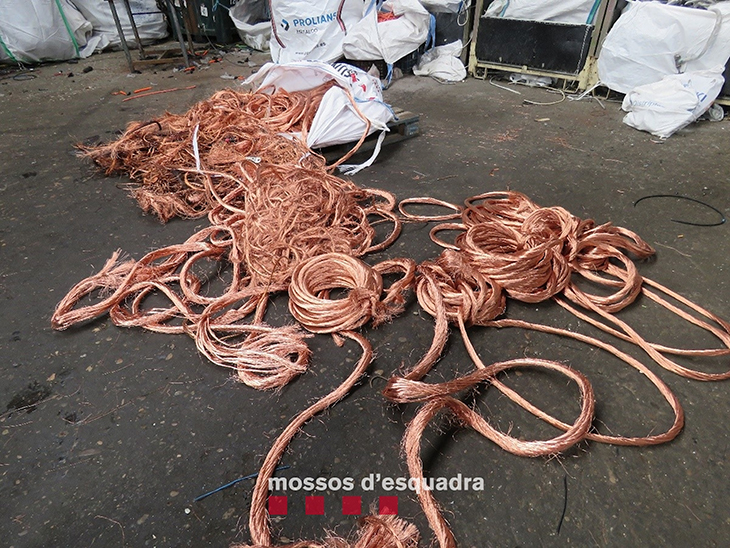Detenen a Esparreguera cinc membres d'un grup que havia robat cablejat de coure en empreses de Ponent