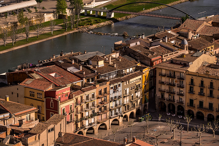 Veïns del centre històric de Balaguer avisen que la plaga de coloms encara continua i que han començat les postes d'ous