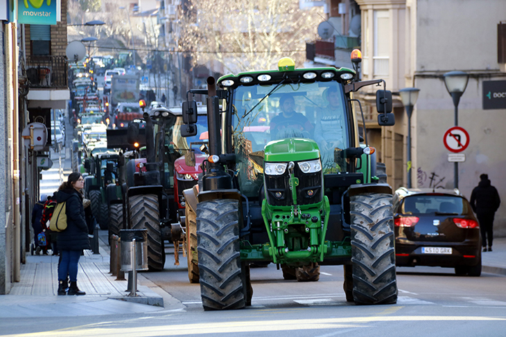 Marxa lenta a Tàrrega amb uns 200 tractors per reclamar mesures per acabar amb la plaga de conills