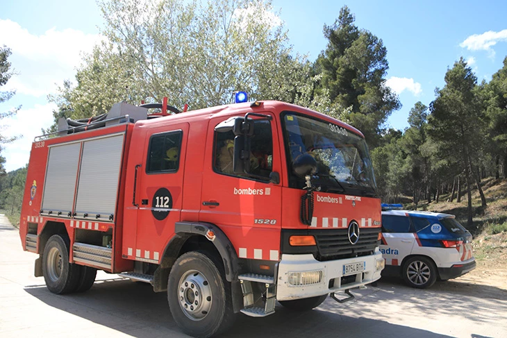 Un ferit crític i tres lleus en un incendi en un bloc de pisos de Reus