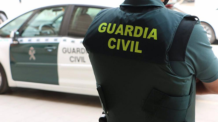 La Guàrdia Civil ha detingut 102 persones a diverses províncies de l'Estat, entre les quals 35 a Barcelona i vuit a Girona, que haurien estafat més de 850.000 euros a 238 víctimes pel mètode del 'fill en problemes'. Segons ha informat l'institut armat, el grup contactava amb els estafats fent-se passar per un fill en dificultats que els sol·licitava diners. Les víctimes haurien fet transferències d'entre 800 i 55.000 euros. El grup disposava de més de 500 comptes bancaris de diferents entitats que usava per transferir els beneficis procedents de les estafes. També s'han analitzat més de 100 línies de telèfon que havien estat donades d'alta fent servir identitats falses per cometre el frau a través de missatgeria mòbil.  Les primeres denúncies es van rebre a finals del 2022 a la província d'Alacant. Les víctimes van explicar que els autors havien aconseguit estafar-los grans quantitats de diners fent-se passar per algun familiar que necessitava ajuda perquè es trobava en una situació complicada.    D'acord amb la Guàrdia Civil, aquest tipus de frau explota la confiança dels pares, els quals són manipulats per aconseguir els diners. El modus operandi del grup consistia en estudiar el perfil de les potencials persones perjudicades, que sempre eren víctimes amb un fill emancipat que estigués estudiant a l'estranger o que es trobés de viatge. A continuació, contactaven amb els progenitors a través d'una coneguda aplicació de missatgeria mòbil i es feien passar pel fill o filla. Argumentaven que havien patit un problema amb el telèfon mòbil per justificar el número des del qual duien a terme la connexió i que no es corresponia amb l'habitual.  En tots els casos, la conversa començava amb una salutació personal per crear una connexió emocional instantània. Després utilitzaven missatges de desesperació per exposar que havien tingut un problema sobrevingut. Així, demanaven ajuda econòmica als pares. Aquesta estratègia tenia l'objectiu de provocar una reacció de protecció. A més, el suposat fill relatava als seus progenitors que havia tingut dificultats per accedir al seu compte bancari i que necessitava que li fessin una transferència urgent a un número bancari diferent a l'habitual.  Almenys 850.000 euros a tot l'Estat  En aquesta operació policial, que ha rebut el nom de 'Hiwaso', la Guàrdia Civil ha descobert un entramat que hauria estafat almenys 850.000 euros 238 persones només a la província d'Alacant. Les transferències realitzades pels perjudicats anaven des d'un únic pagament de 800 euros fins a diversos de seguits per un valor de 55.000 euros.   Els autors donaven instruccions clares i específiques per facilitar la transferència de fons. Feien servir el mètode de transferència immediata, sense retorn, la qual cosa permetia fer-se immediatament amb els diners. En total, els agents han localitzat més de 500 comptes bancaris de diferents entitats utilitzades per rebre els diners.  També s'han analitzat més de 100 línies telefòniques que donaven d'alta fent servir identitats falses. La Guàrdia Civil ha verificat que el grup criminal blanquejava els diners robats fent pagaments en tota mena de comerços i amb retirades d'efectiu en caixers automàtics.  Els autors operaven distribuïts per tota la geografia espanyola. Un cop localitzats els sospitosos, l'institut armat va iniciar l'explotació de l'operació que s'ha desenvolupat en diverses fases. A la primera, duta a terme el febrer de 2024, es van arrestar dotze persones a Granada i 29 a Màlaga. Entre febrer i març, es van detenir dues persones més a Alacant, tres a València i tretze a Madrid. Finalment, a la tercera fase, a finals d'abril d'enguany, s'han detingut 35 persones a Barcelona i vuit més a Girona.  L'organització estava formada per 74 homes i 28 dones amb edats compreses entre els 20 i els 60 anys. Se'ls imputen els delictes d'estafa, blanqueig de capitals i pertinença a organització criminal. Les diligències s'han posat a disposició del jutjat d'instrucció de Torrevella.  La investigació ha estat desenvolupada per la Guàrdia Civil d'Alacant, amb la col·laboració de l'equip de Delictes Telemàtics i el de Delictes Urbanístics