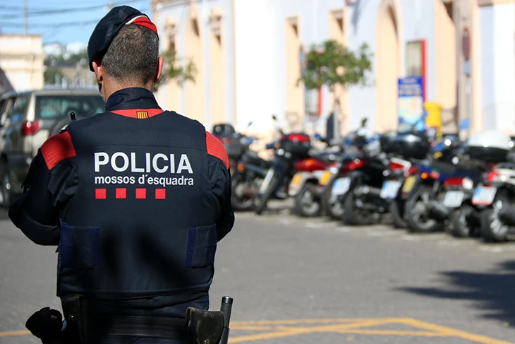 Un centenar de veïns s’enfronten a uns ocupes al barri de les Termes de Sabadell després d’una setmana de conflictes