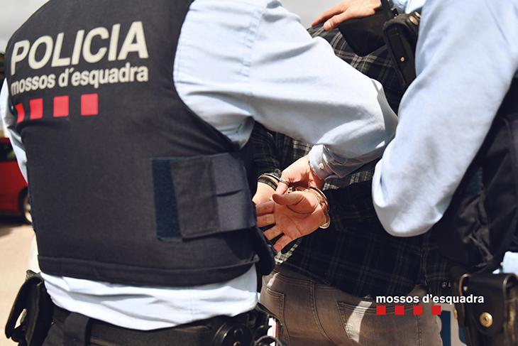 Detenen in fraganti quatre homes per robatoris amb força a botigues de Calafell i Tarragona