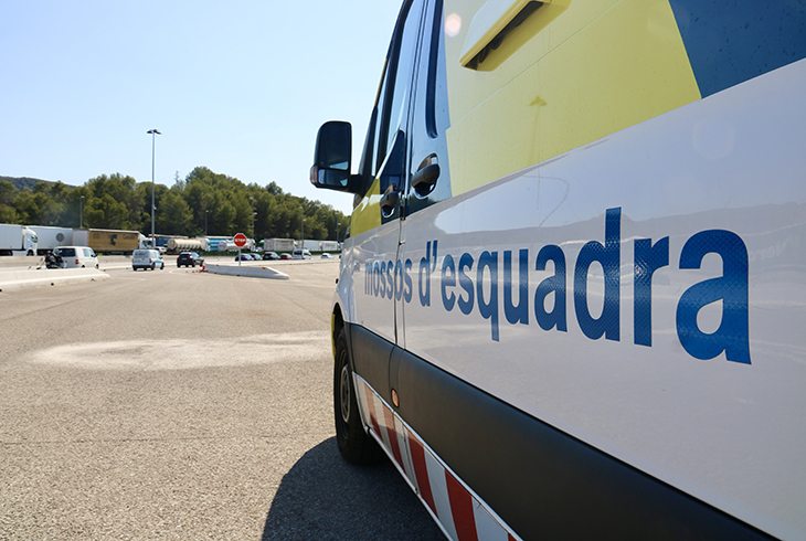 Tallada l'AP-7 a l'Ametlla de Mar en sentit sud per l'accident d'un camió, que ha quedat travessat a la via