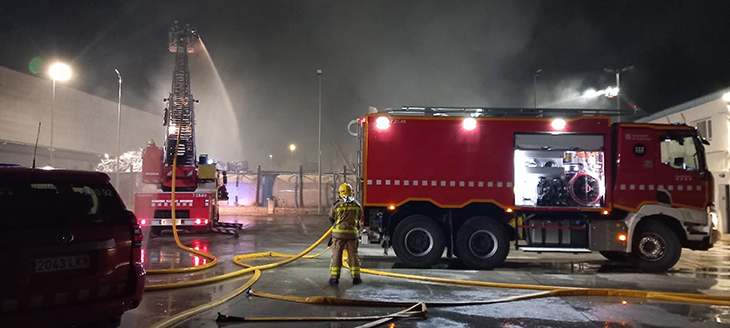 Un bomber ferit lleu en l'incendi d'una pila de residus a l'exterior d'una indústria a Constantí