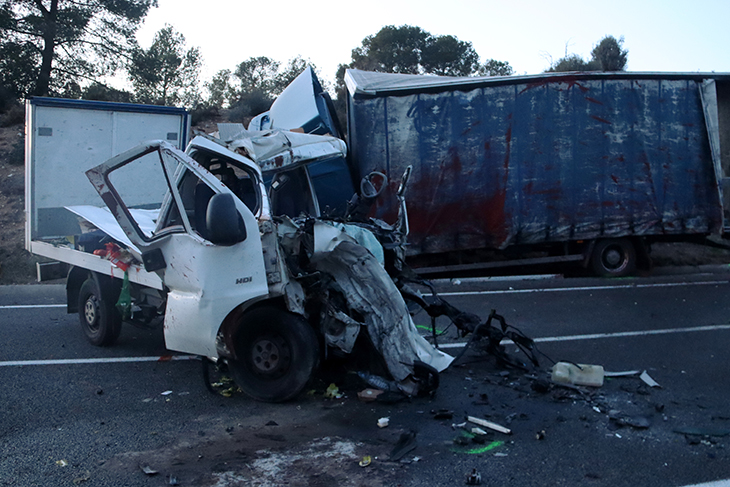 Dos morts i un ferit greu en un xoc frontal entre una furgoneta i un camió a Alió