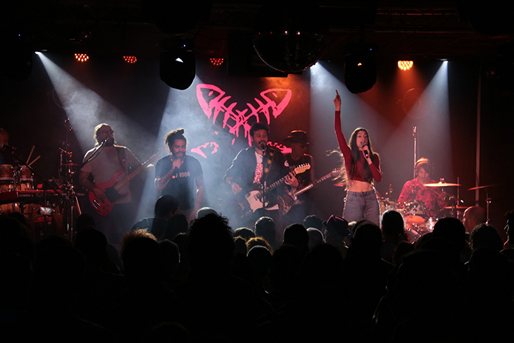 El llegat musical de Pau Donés ressona de nou damunt dels escenaris en la gira de tribut al cantant de Jarabe de Palo