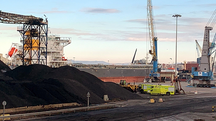 Incendi en un magatzem exterior de carbó d'una empresa al Port de Tarragona