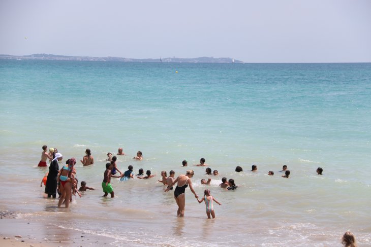 Un grup de criatures compleixen el somni d'Antoni Benaiges d'anar al mar a Mont-roig del Camp