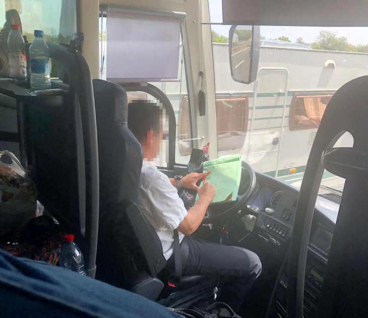 Sis mesos de presó i un sense permís de conduir per al conductor d'un bus escolar que estava drogat