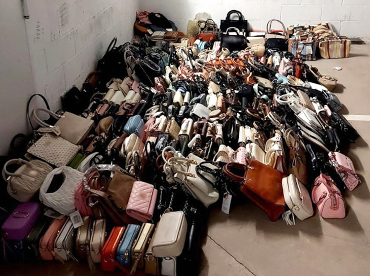 Intervinguts prop de 6.500 productes falsificats al passeig de Miramar, a Salou i Cambrils