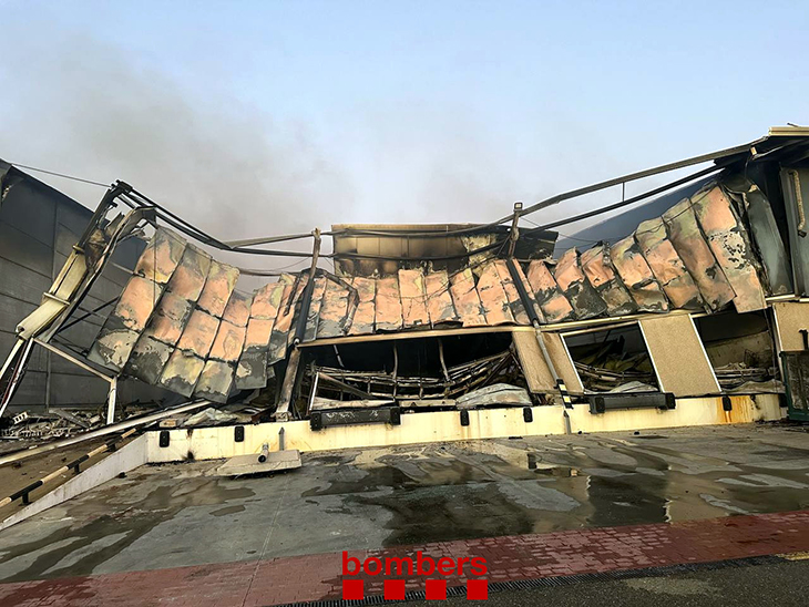 Els Bombers estabilitzen l'incendi a l'empresa logística de Reus i s'aixeca el confinament de la Canonja