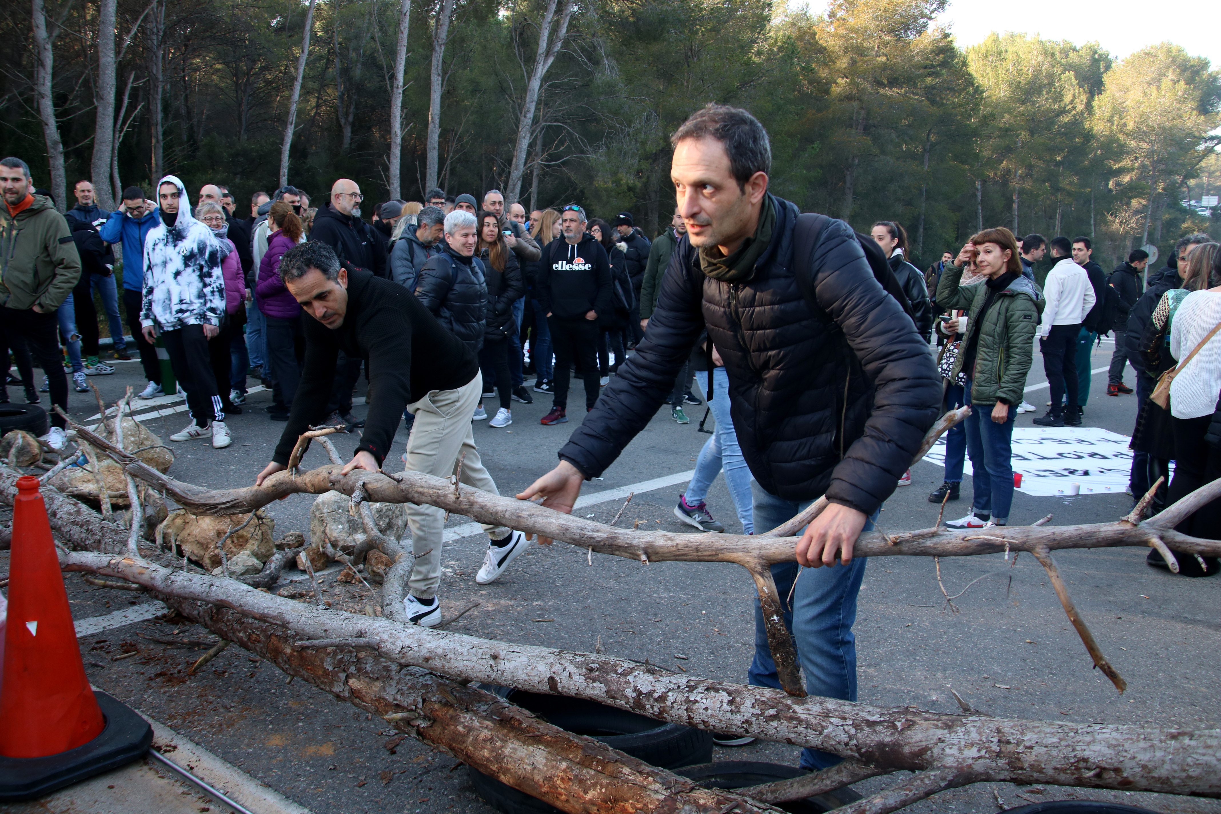 Treballadors tallen els accessos a diverses presons per exigir més seguretat per la mort d'una cuinera a Mas d'Enric