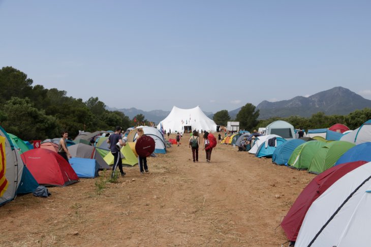 Unes 3.000 persones es mobilitzen per replantar els terrenys on es projecta l'empresa Lotte a Mont-roig del Camp